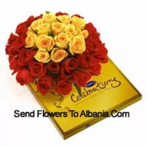 Bouquet de 24 roses rouges et 11 jaunes avec des garnitures de saison accompagné d'une belle boîte de chocolats Cadbury