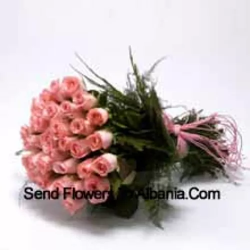 Un magnifique bouquet de 51 roses roses avec des remplissages saisonniers