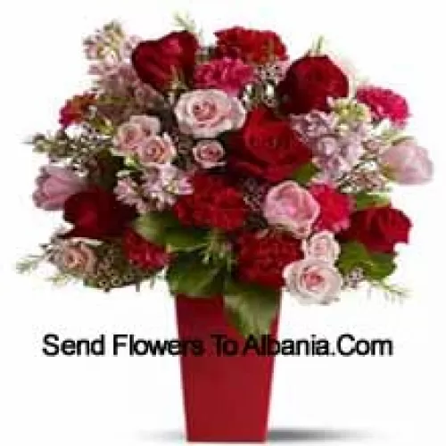 Roses rouges, Oeillets rouges et Roses roses avec des remplissages saisonniers dans un vase en verre - 25 tiges et remplissages