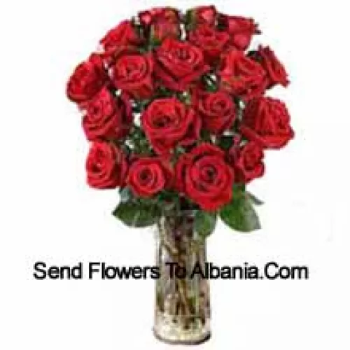 19 Roses rouges avec quelques fougères dans un vase