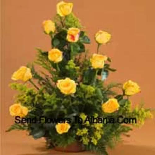 Panier de 11 roses jaunes avec des remplisseurs