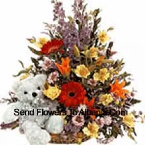 Panier de fleurs assorties avec un mignon ours en peluche