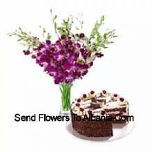 Orchidées dans un vase accompagnées d'un gâteau Forêt-Noire de 1 kg