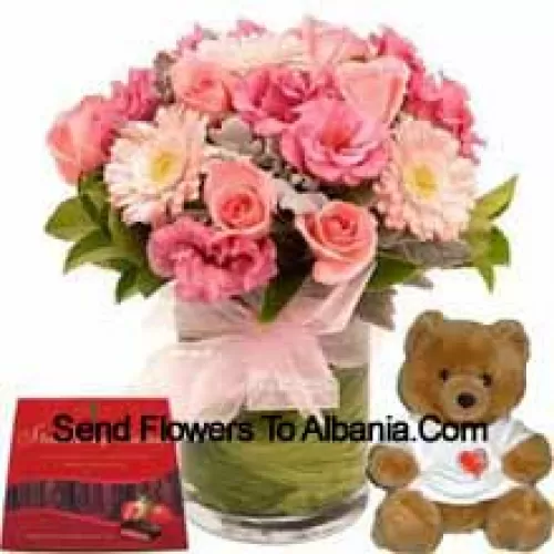 Fleurs assorties dans un vase, un ours en peluche mignon et une boîte de chocolats